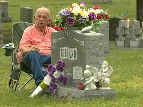 Suốt 7 năm trời, người chồng mỗi ngày đều đặn đến viếng thăm mộ vợ chỉ vì một lý do