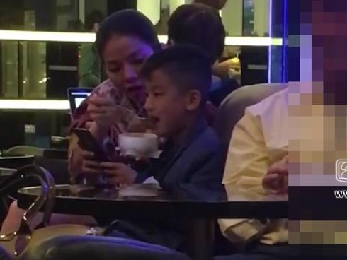 Đã 6 tuổi, con trai Lệ Quyên vẫn phải để mẹ đút từng thìa mới chịu ăn