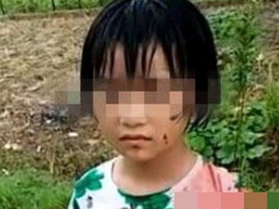 Cô giáo đi ra ngoài, bé gái 8 tuổi bị người lạ đột nhập vào lớp học bắt cóc đem đi