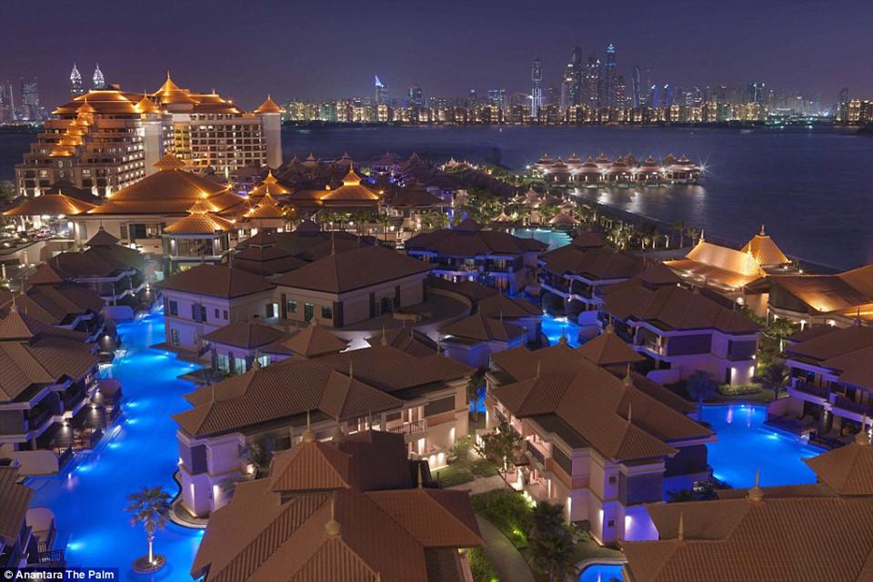 Giống như hầu hết khách sạn xa hoa ở Dubai, Anantara The Palm nằm trên Palm Jumeirah - một cụm đảo nhân tạo ở ngoài khơi, được xây dựng từ đầu những năm 2000 chỉ từ cát và đá. Tổ hợp khu nghỉ mát vô cùng kỳ lạ và độc đáo. Lối đi bộ sạch đẹp đến mức đáng ngạc nhiên. Hàng cọ xum xuê nằm giữa phông nền hoàn hảo từ những ngọn đèn như cổ tích. Nhân viên đều thân thiện và đón tiếp nồng hậu.