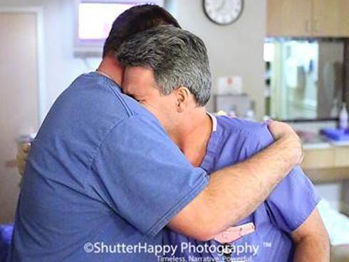 Người cha khóc vì con gái không chịu chữa bệnh, để dành tiền cứu em-5