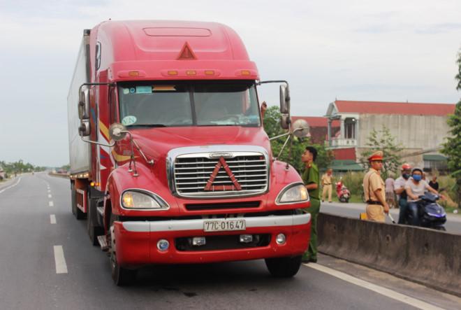 Liên quan đến vụ tài xế Phan Thành Hưng (22 tuổi, trú Bình Định) hất văng thượng úy Nguyễn Anh Đức để chạy trốn, cơ quan chức năng quyết định khởi tố thành tội Giết người. Thời điểm xảy ra vụ việc, thượng úy Đức bị chấn thương nặng và được chuyển ra Bệnh viện Việt Đức (Hà Nội) điều trị. Nguyên nhân vụ việc tiếp tục được điều tra, làm rõ.