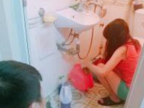 Bị mẹ bắt lên nhà để người thương rửa bát, anh chàng đã làm điều khiến chị em 'tan chảy'