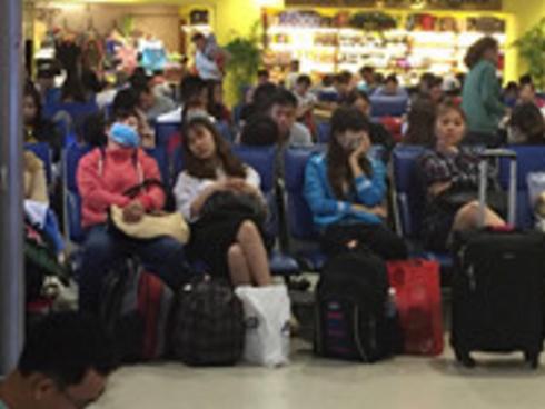 Hàng không liên tục chậm chuyến, khách hàng than khắp mạng xã hội