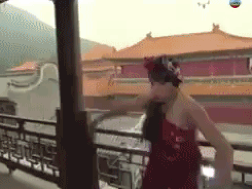 Cảnh tài tử TVB bị đẩy ngã từ tầng 3 gây tranh cãi