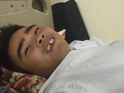 Chàng trai bị liệt nửa người: Mong bình phục để bớt gánh nặng cho mẹ
