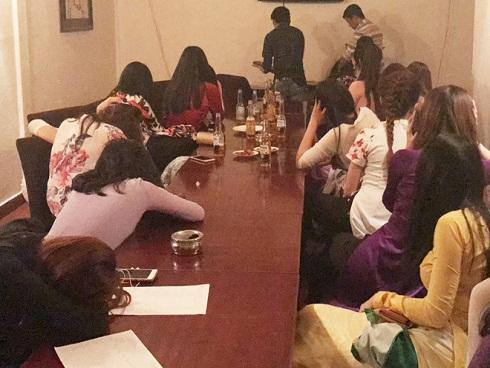 Hai cô gái gây bức xúc khi chen hàng đổ xăng với người lớn tuổi-3