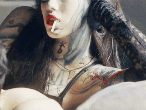 Sao Hàn 23/7: Suzy gây shock với hình ảnh gái hư hút thuốc, xăm kín người