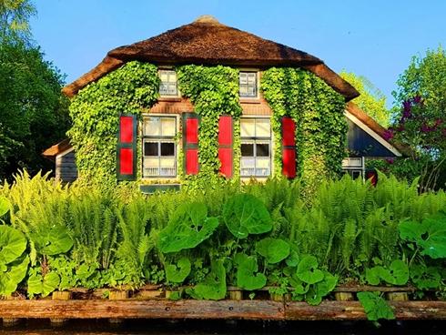Khách Việt ngẩn ngơ trước ngôi làng cổ tích đẹp nhất thế giới