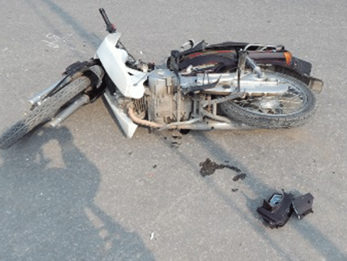 Clip xe máy phóng nhanh đấu đầu xe tải ở Hà Nội, thanh niên tử vong tại chỗ