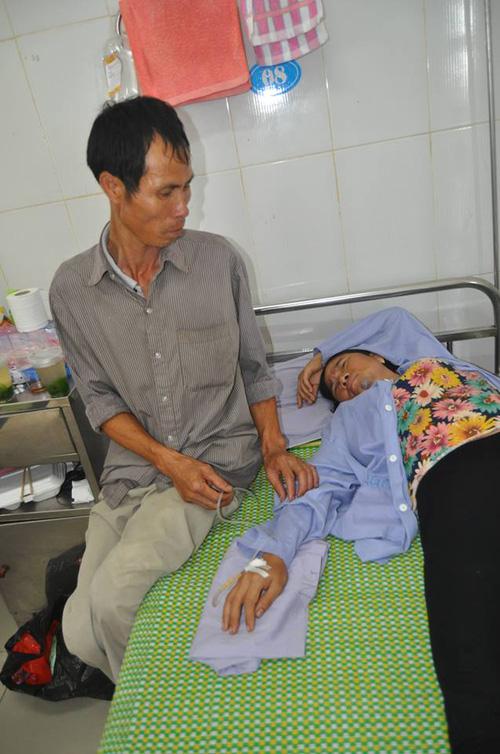 Chồng chị Bảy chăm sóc vợ tại bệnh viện