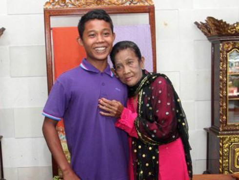 Chia sẻ khiến ai cũng giật mình về đêm tân hôn của chàng trai 16 tuổi cưới cụ bà 71 tuổi