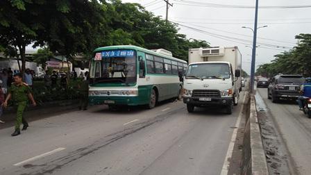 Sáng 24.7, anh Nguyễn Thanh Quang (37 tuổi, ngụ huyện Bình Chánh) đang điều khiển xe máy lưu thông trên đường Trần Văn Giàu, đoạn qua xã Lê Minh Xuân, huyện Bình Chánh, TP.HCM, thì bất ngờ va chạm với xe buýt, làm anh bị cuốn vào gầm xe buýt chết tại chỗ.