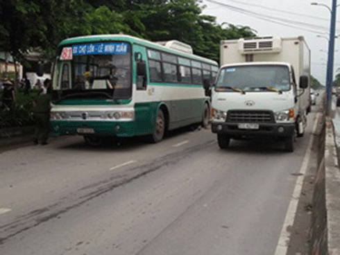 Xe buýt cuốn xe máy vào gầm, người đàn ông tử vong tại chỗ