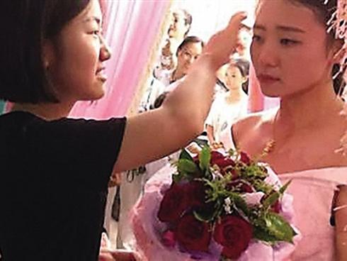 Chú rể vắng mặt trong đám cưới, cô dâu làm điều này khiến cả nhà chồng rưng rưng xúc động