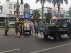 Cảnh sát giao thông Đà Nẵng dọn thức ăn thừa bị đổ ra đường giúp dân