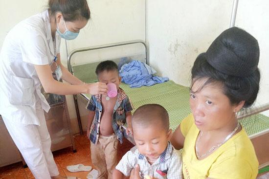 Bác sĩ Bệnh viện Đa khoa huyện Sông Mã tiếp tục kiểm tra sức khỏe của bệnh nhân bị ngộ độc.
