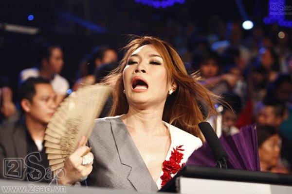 Clip: 'Lầy' kiểu Mỹ Tâm bảo sao fan cứ 'chết đứ đừ' dù đi theo đã 20 năm -2