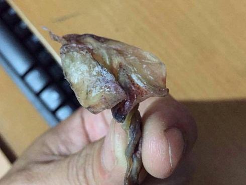 Đặt mua mực khô để nhậu trên mạng, anh chàng đứng hình khi nhận được hàng