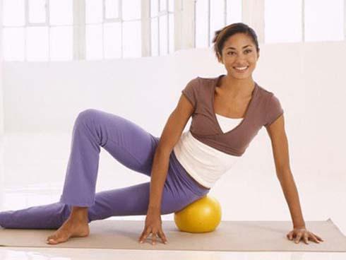 5 động tác với bóng cho thân hình chữ S