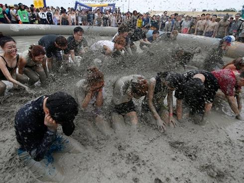 Nam thanh nữ tú tắm bùn làm đẹp ở Hàn Quốc