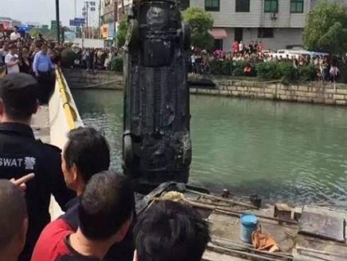 Lái xe đi tụ tập với bạn bè rồi mất tích bí ẩn, 15 năm sau gia đình đau đớn đón 2 thi thể từ dưới lòng sông