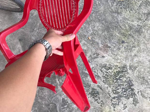 Chiếc ghế nhựa bị người dân dùng để đánh 2 người phụ nữ bán tăm