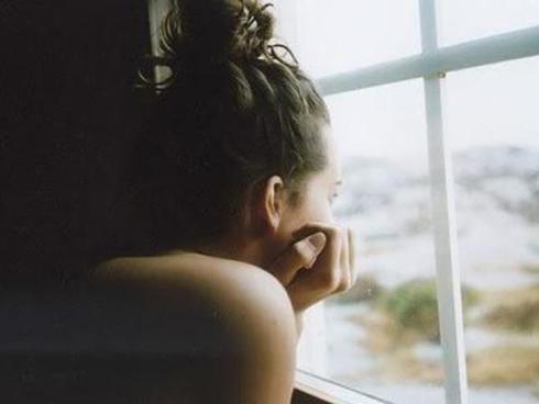 Phụ nữ thông minh khi yêu sẽ không trông chờ vào lời cam kết hạnh phúc của đàn ông