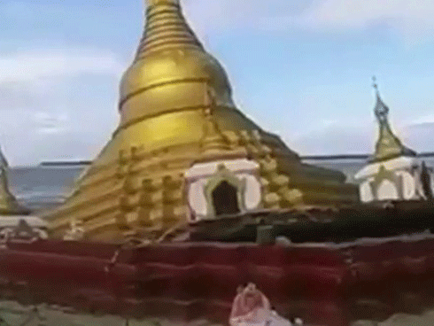 Lũ 'nuốt chửng' một ngôi chùa bằng vàng ở Myanmar