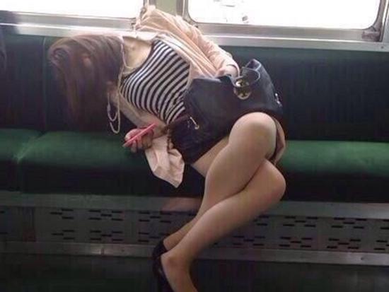 Bắt gặp hình ảnh 'quái gở' ở trên tàu điện ngầm