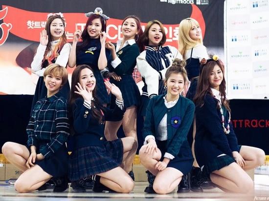 Nhật tiến 1 tháng, TWICE bán được hơn 200.000 bản album