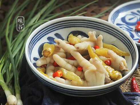 Chân gà ngâm giấm, món nhậu không chỉ đàn ông mà chị em cũng mê mẩn