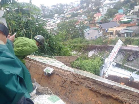 Chùm ảnh: Xe máy đổ nghiêng ngả ở đường phố Hà Nội sau mưa-12