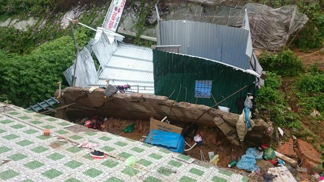 Căn nhà tạm của cụ Châu bị sạt lở xuống vực. Ảnh:&nbsp;Lâm Đồng.