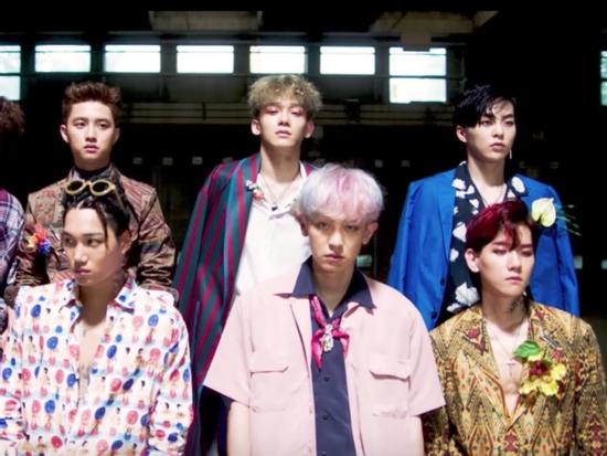 Album mới lọt Billboard 200, EXO tự phá kỷ lục của chính mình