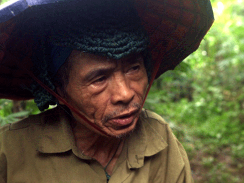 Ông Thái ăn mặc kì lạ, đầu đội nón lá tự làm, bên trong là mũ kết bằng những sợi nhựa nhìn như binh lính ngày xưa