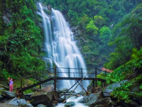 Thác Khe Kèm - dải lụa trắng giữa đại ngàn