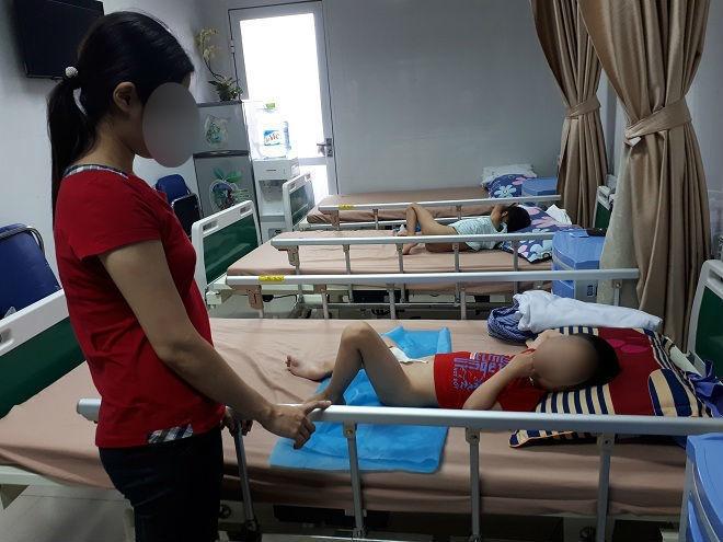 Trẻ mắc sùi mào gà đang điều trị ở Bệnh viện Da liễu Trung ương. Ảnh: HH