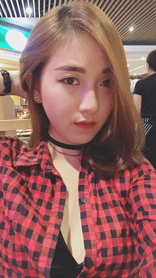 Ngân cho biết, cô đến với nghề giáo khá tình cờ. Ban đầu cô thi đại học 2 khối A và D, dự định theo học kế toán hoặc ngân hàng. Tuy nhiên, do kết quả thi thiếu 0,5 điểm nên cô đã quyết định nộp hộ sơ vào trường Cao đẳng Sư phạm Hà Nội, nối tiếp truyền thồng nghề giáo của gia đình.