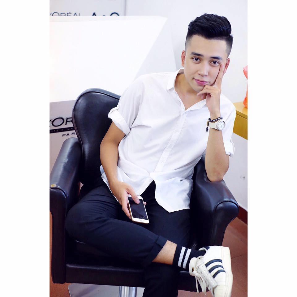 Nổi tiếng trên một diễn đàn từ những bức ảnh chụp cùng học sinh, thầy giáo điển trai Vũ Hoài Linh cựu sinh viên trường ĐH Sư phạm Hà Nội hiện là cái tên được giới trẻ quan tâm. Được biết, loạt ảnh của thầy Linh bên học trò nhận được hơn 24 nghìn lượt cảm xúc, hơn 2,5 nghìn lượt chia sẻ cùng hàng nghìn bình luận.