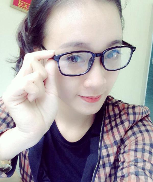 Năm 2010, cô nàng còn từng đoạt ngôi vị Á khôi cuộc thi Người đẹp Hạ Long. Mặc dù khá nghiêm khắc trong giờ lên lớp nhưng cô giáo trẻ luôn nhận được sự yêu quý từ các em học sinh.