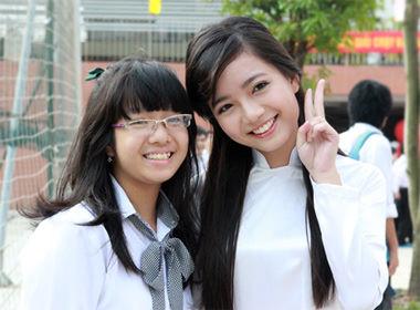 12 năm học phổ thông đạt danh hiệu học sinh giỏi và trở thành thủ khoa đầu vào lớp chất lượng cao khoa Toán ĐH Sư phạm Hà Nội, Hồng Anh nhận được giấy khen từ Viện Toán học dành cho học viên cao học có kết quả xuất sắc. Tháng 3 vừa qua, "cô giáo hot girl" đã đoạt giải đặc biệt cuộc thi "Cô giáo tài năng, duyên dáng toàn quốc" năm 2017.