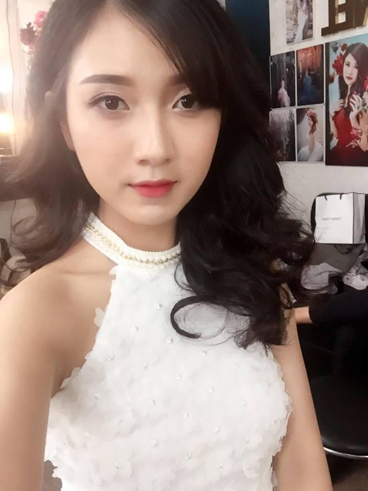 Chiều qua (25/7), trên một diễn đàn lớn đã đăng tải hình ảnh cô giáo trẻ xinh đẹp có tên Bùi Thúy Ngân (SN 1991), giáo viên trường tiểu học Tân Định (Hoàng Mai, Hà Nội) thu hút sự quan tâm của cộng đồng mạng.