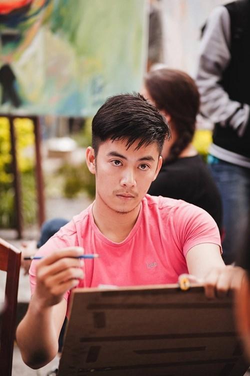 Vào tháng 7/2015, chân dung thầy giáo Phạm Bảo Hòa - giảng viên khoa Kiến trúc (trường ĐH Duy Tân - Đà Nẵng) trong một giờ lên lớp liên tục được chia sẻ trên mạng xã hội.