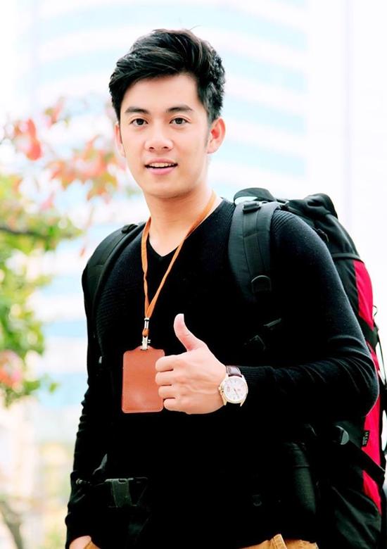 Sau khi bức ảnh đăng tải đã nhận được sự quan tâm lớn của cộng đồng mạng. Hiện thầy giáo điển trai đã có vợ và một cô con gái vô cùng xinh đẹp.