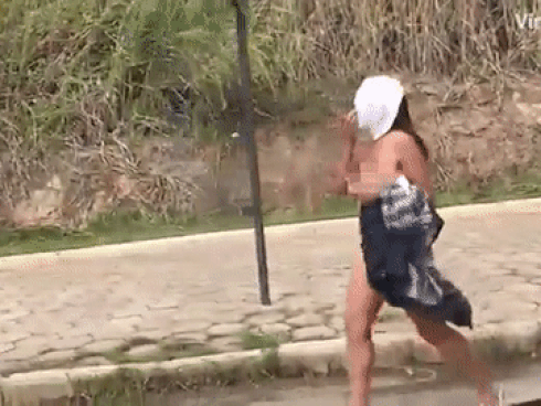 Khỏa thân diễu phố, cô gái khiến người đi đường 'bỏng mắt'