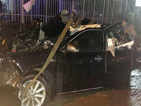 Xe máy 'kẹp' 5 tông dải phân cách, 4 cô gái trẻ văng tứ tung-4