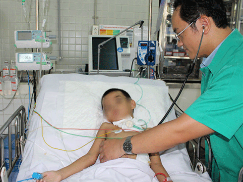 Bé 5 tuổi ngã hàng rào, cây sắt cắt lìa cổ họng