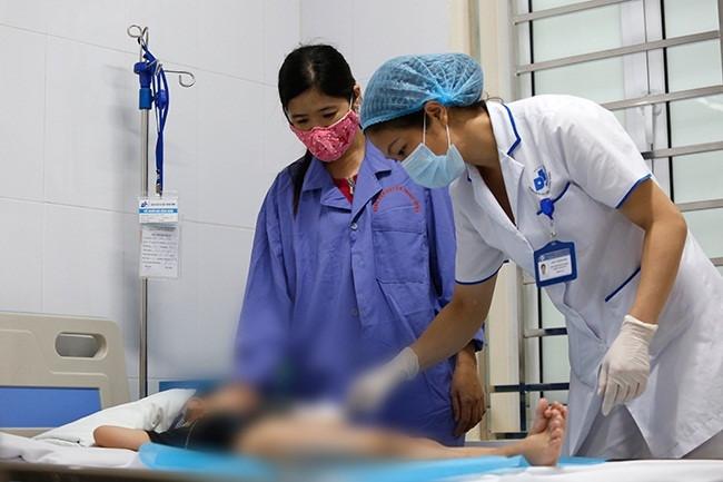 Bé C. điều trị ở Bệnh viện Da liễu Trung ương