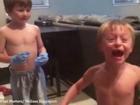 Cậu bé 5 tuổi rưỡi nhổ răng cho anh trai 7 tuổi